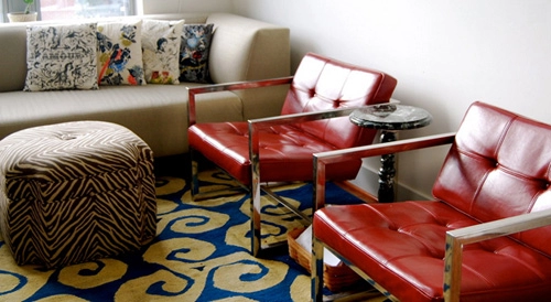 Phòng khách ấn tượng với ghế sofa đỏ