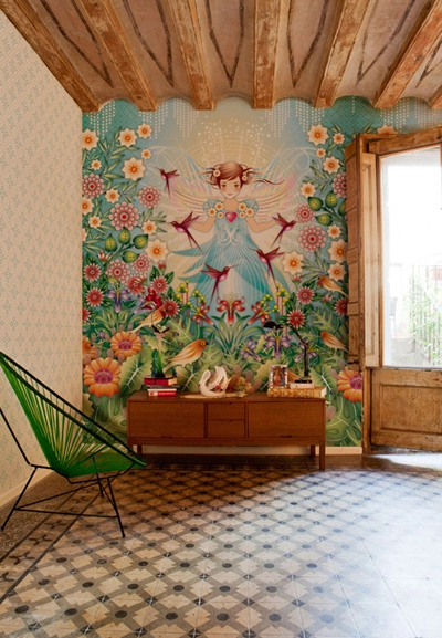 Phòng khách độc đáo nhờ tranh phủ kín tường