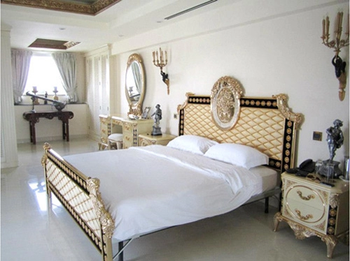 Phòng ngủ hoàng gia cổ điển đắt giá của sao nữ