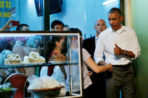 Quán bún chả hà nội đông nghịt khách sau khi obama ghé ăn