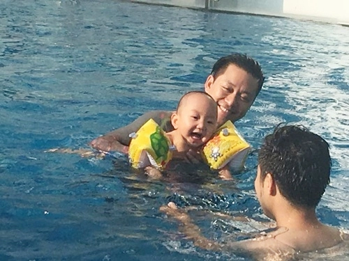 Quý tử nhà tuấn hưng cười khoái chí khi đi bơi cùng bố