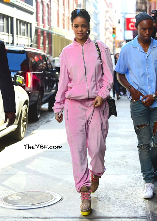 Rihanna đột nhiên phát cuồng với màu hồng