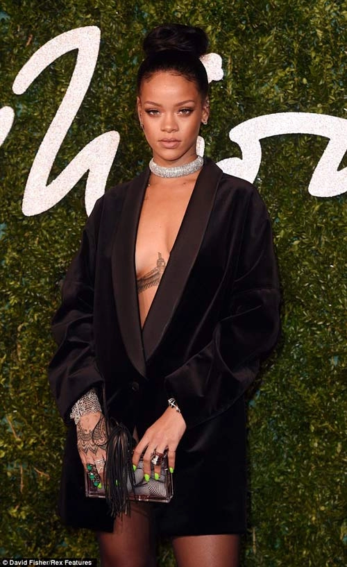 Rihanna gây tò mò vì mặc áo khoác thay váy