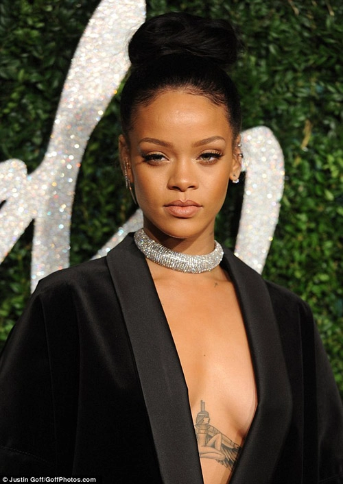 Rihanna gây tò mò vì mặc áo khoác thay váy