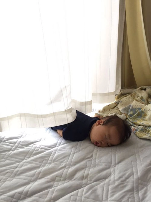 Rộ trào lưu các mẹ khoe ảnh 101 dáng ngủ của con cực hot