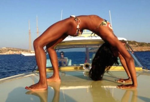 Sao tranh thủ khoe đường cong khi tập yoga trên biển