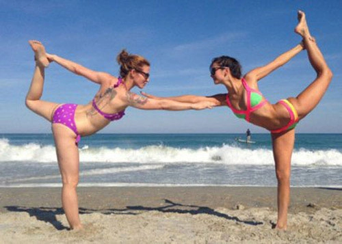 Sao tranh thủ khoe đường cong khi tập yoga trên biển