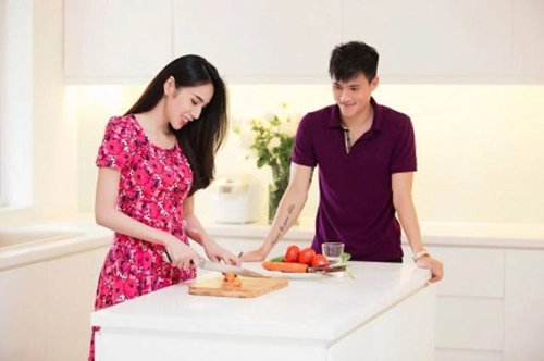 Sao việt cởi trần quần đùi dọn nhà đón tết