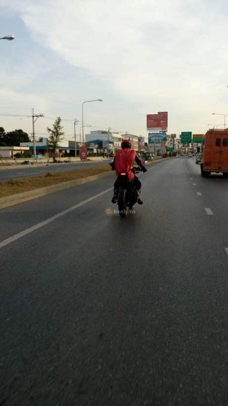 Siêu nhân xuất hiện trên chiếc m-slaz tại thái lan