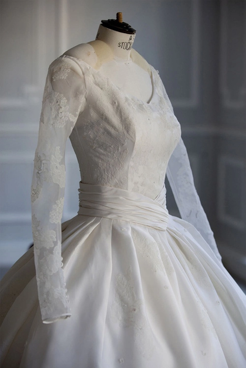 Sốc vì váy cưới của angela baby có giá hơn 900 tỷ đồng