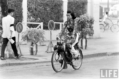 tà áo em bay bay trên phố sài gòn