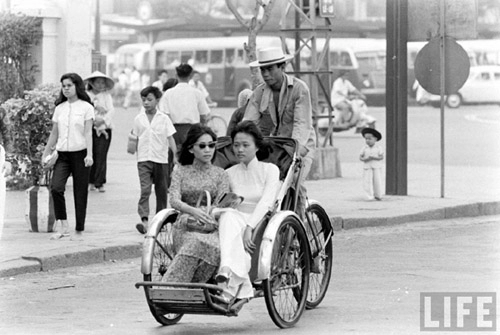 tà áo em bay bay trên phố sài gòn