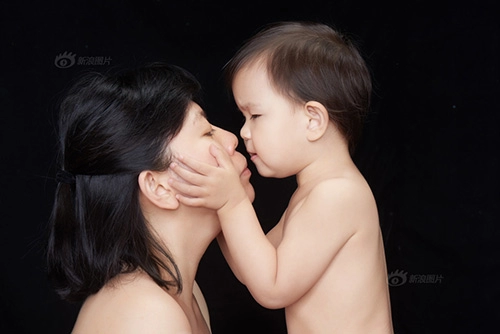 tan chảy với bộ ảnh tuyệt đẹp về nụ hôn của mẹ và con