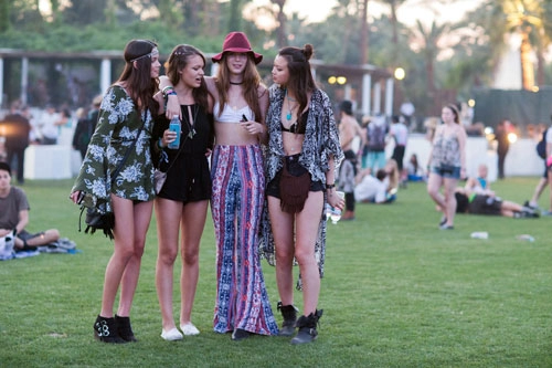 Teen mỹ hở bạo tham dự coachella vì quá nắng nóng