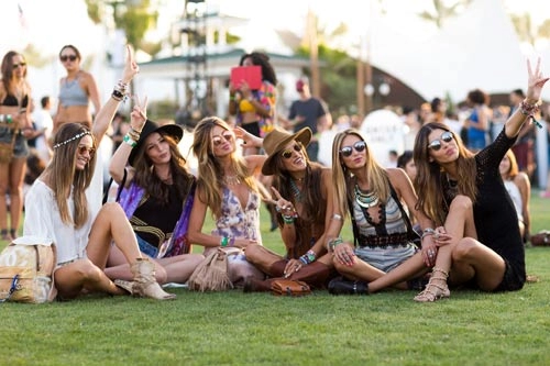 Teen mỹ hở bạo tham dự coachella vì quá nắng nóng