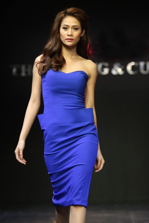 Thanh hằng diện áo mỏng tang đi catwalk