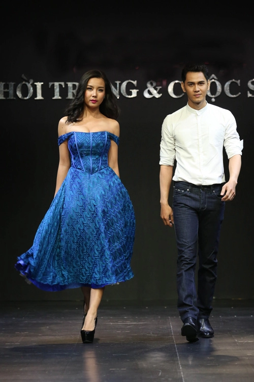 Thanh hằng diện áo mỏng tang đi catwalk