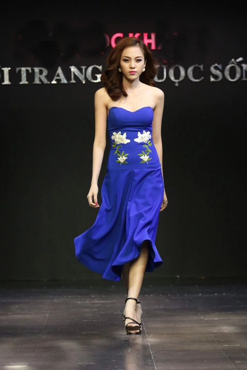 Thanh hằng diện áo mỏng tang đi catwalk