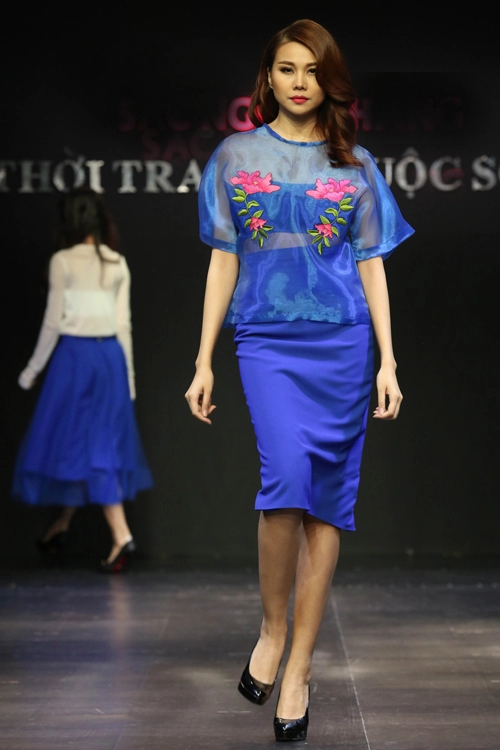 Thanh hằng diện áo mỏng tang đi catwalk