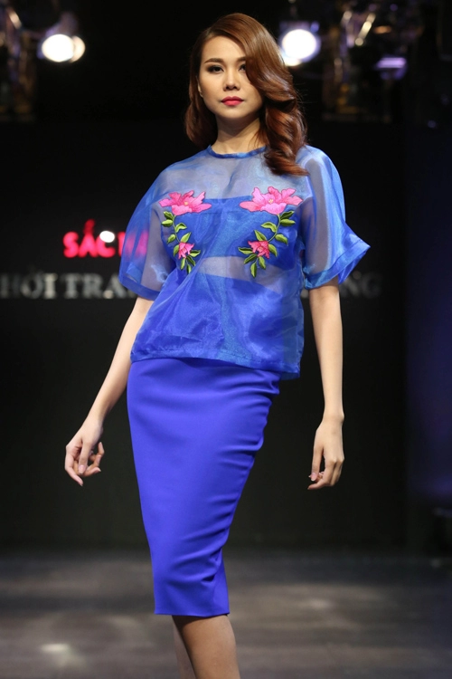 Thanh hằng diện áo mỏng tang đi catwalk