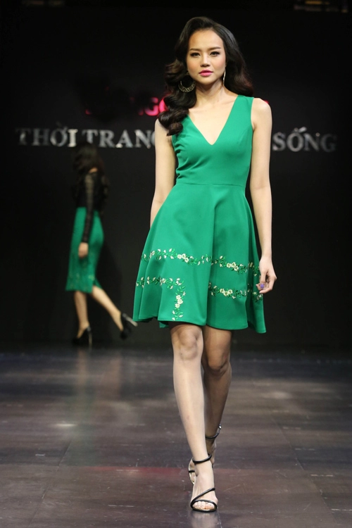 Thanh hằng diện áo mỏng tang đi catwalk