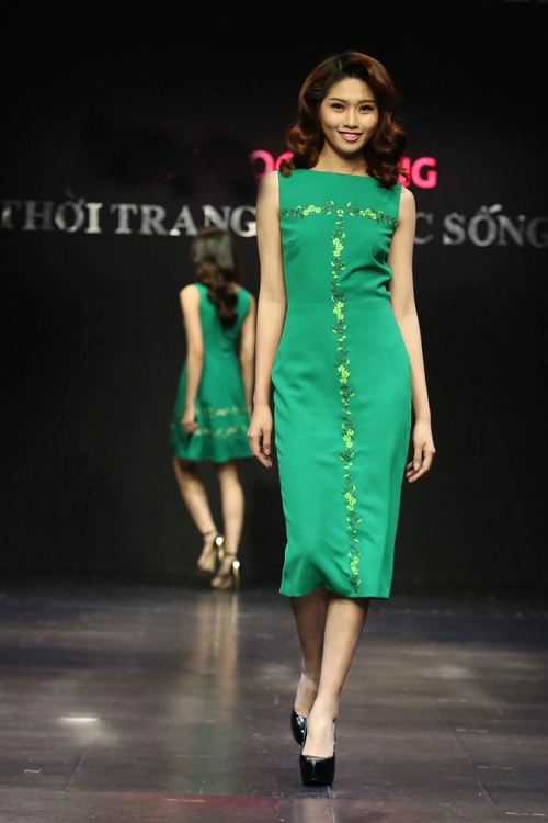 Thanh hằng diện áo mỏng tang đi catwalk