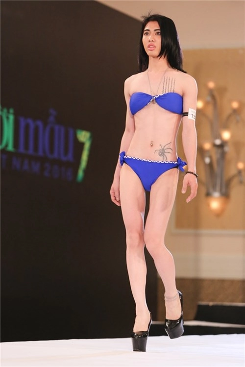 Thí sinh nam gây sốc khi mặc bikini nữ mang giày cao gót catwalk