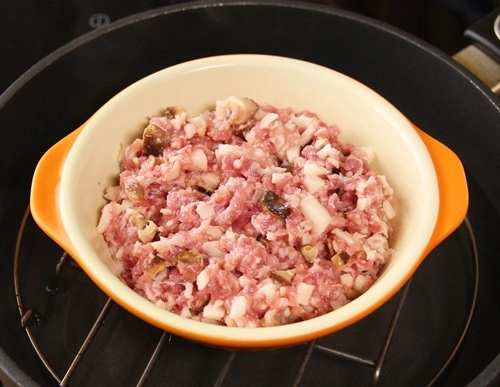 Thịt băm thập cẩm hấp đơn giản trôi cơm