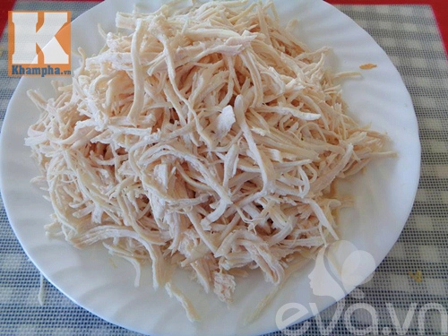 Thịt gà khô xé sợi cay ngọt để dành ăn dần