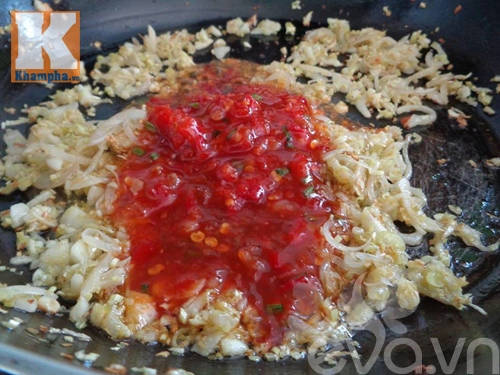 Thịt gà khô xé sợi cay ngọt để dành ăn dần