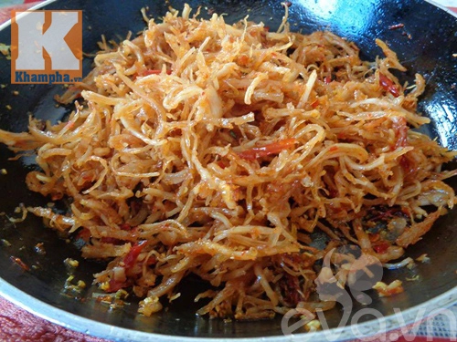 Thịt gà khô xé sợi cay ngọt để dành ăn dần