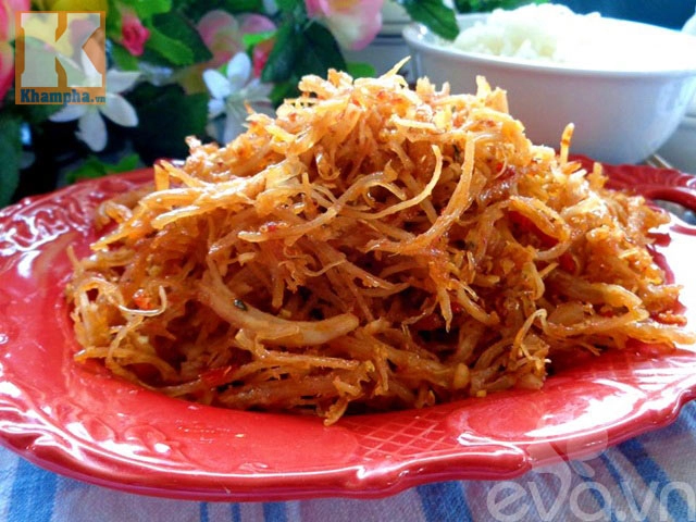 Thịt gà khô xé sợi cay ngọt để dành ăn dần
