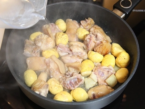 Thịt gà om hạt dẻ thơm ngon ấm nóng