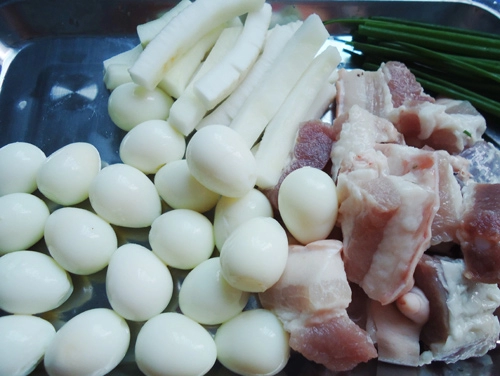 Thịt kho dừa trứng cút giản dị đưa cơm