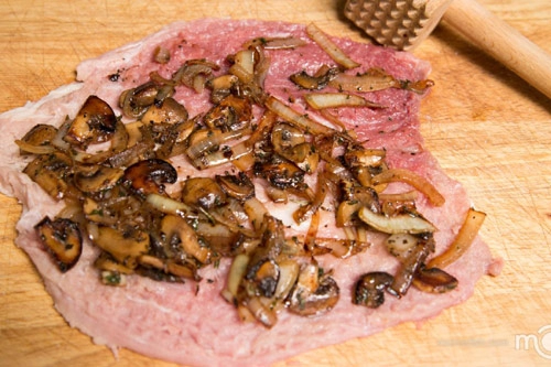 Thịt lợn cuộn nấm nướng lạ miệng