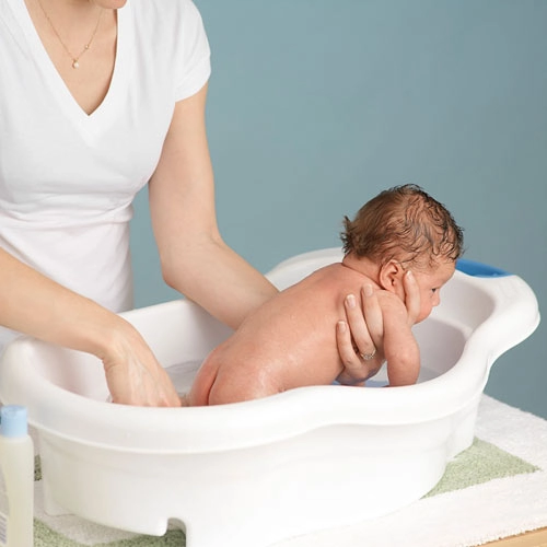 Thực hư về thói quen tắm lá cho trẻ sơ sinh