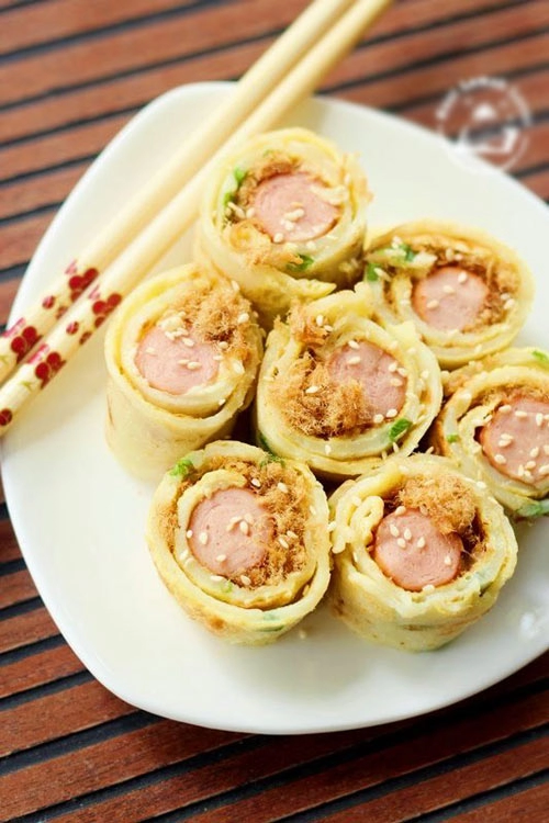 Thưởng thức bánh pancake trứng cuộn xúc xích dễ làm