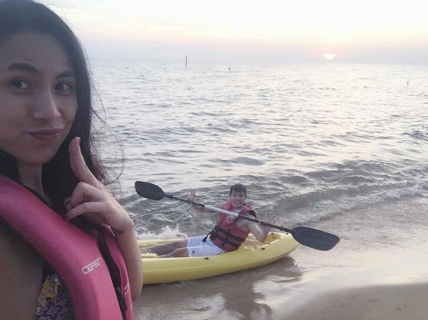 Thủy tiên đăng tải hình ảnh cô và công vinh chèo thuyền ngắm hoàng hôn trên biển phú quốc
