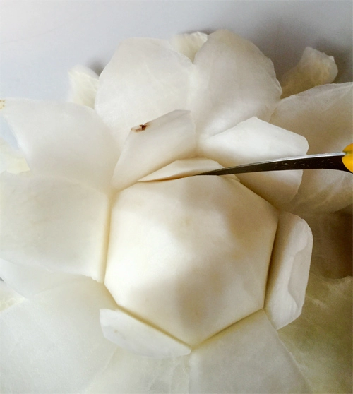 Tỉa hoa hồng từ củ cải trắng siêu đẹp