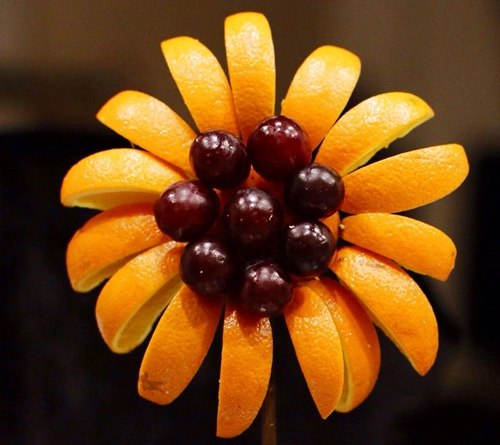Tỉa hoa hướng dương từ hoa quả cho bé