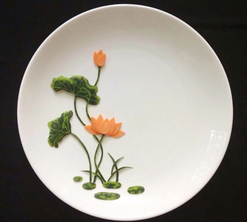 Tỉa hoa sen đẹp mắt trang trí đĩa ăn