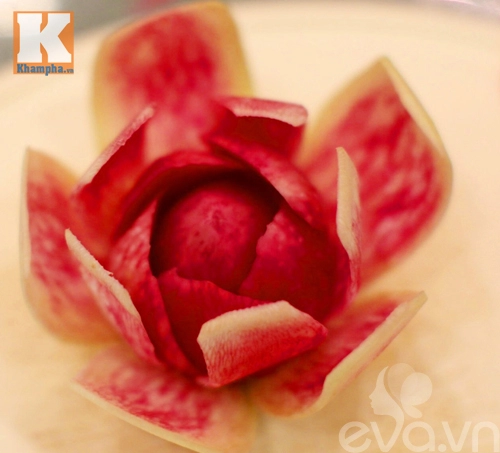Tỉa hoa từ củ cải đỏ siêu đẹp trang trí bàn ăn