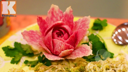 Tỉa hoa từ củ cải đỏ siêu đẹp trang trí bàn ăn