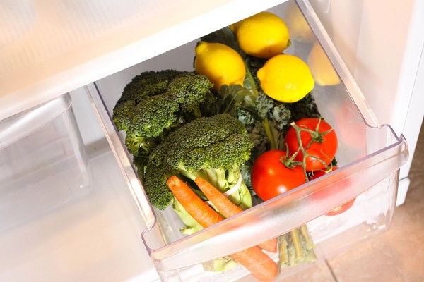 Tiêu chảy đau bụng vì vi khuẩn thường trú trong khay rau tủ lạnh