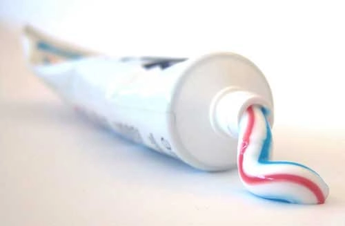 Tiêu viêm giảm đau sạch bồn cầu nhờ kem đánh răng