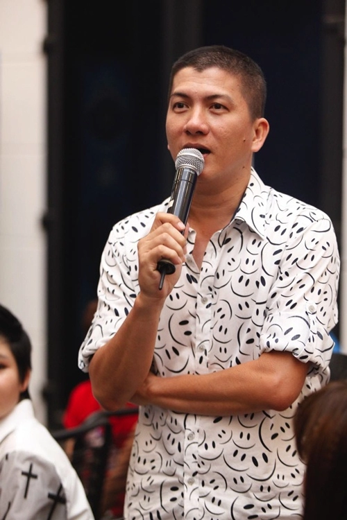 Tóc tiên xinh đẹp khoe vai trần đi làm giám khảo