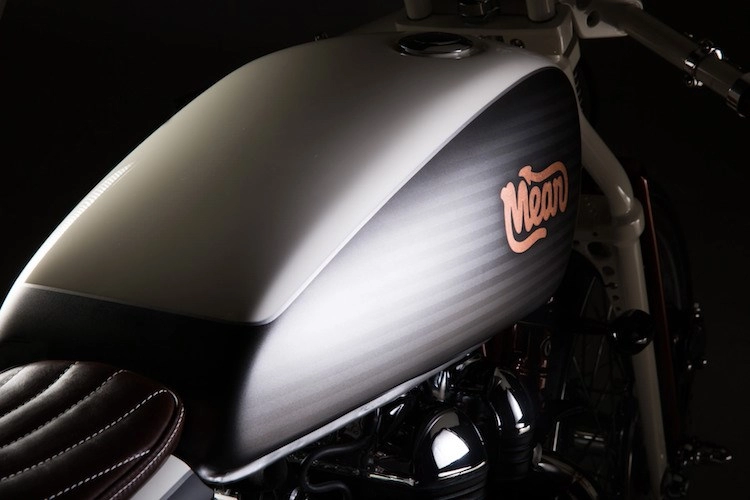 Triumph bonneville tinh tế với bản độ xe đua board tracker