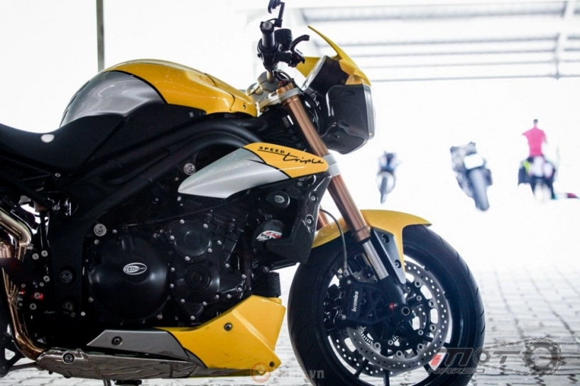 Triumph speed triple độ cực chất trong phiên bản trái chuối ngọt ngào