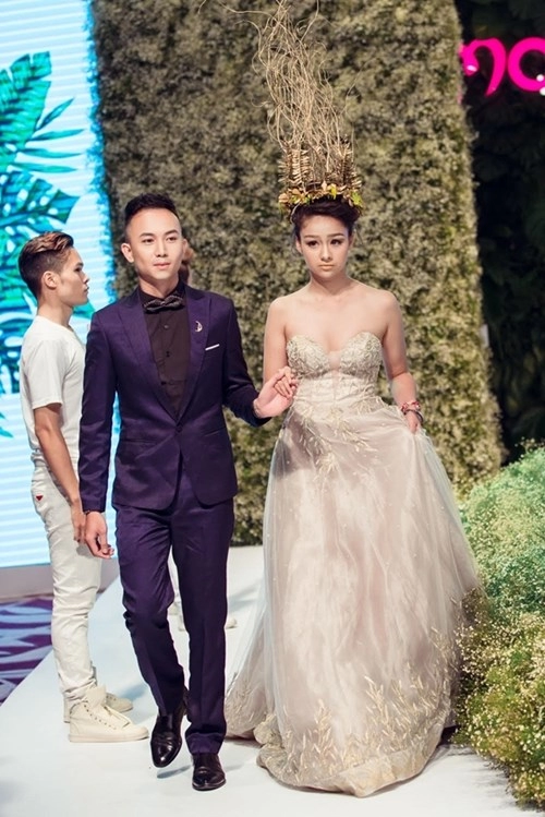 Trung dũng sĩ 5s online làm đám cưới với cô dâu 14 tuổi trên catwalk