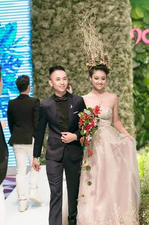 Trung dũng sĩ 5s online làm đám cưới với cô dâu 14 tuổi trên catwalk